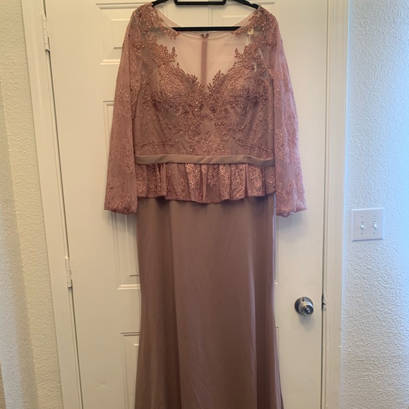 Lara Design dress - Picture 4 of 8